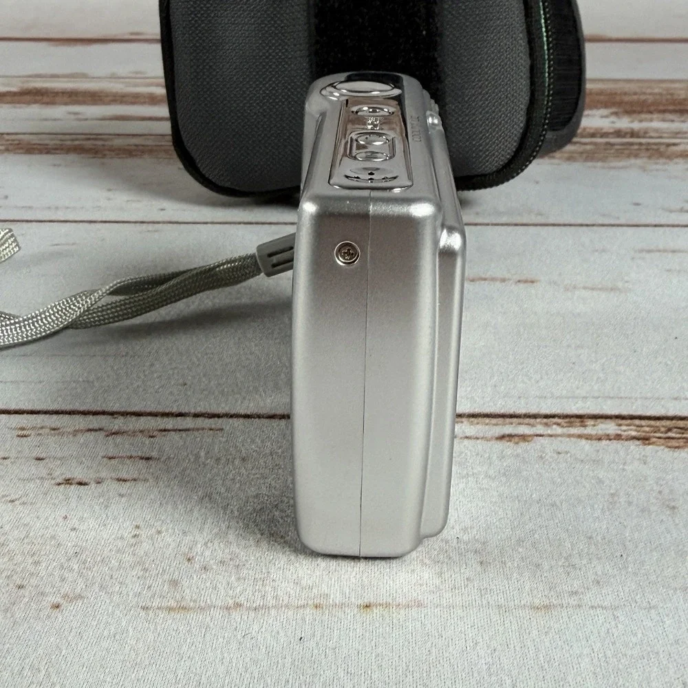 Nikon Coolpix L12 Digital Camera Silver Repairs Parts Frozen Lens As-Is Used